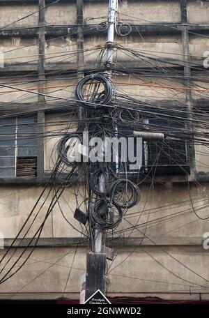 Le chaos des câbles et des fils à Kolkata Banque D'Images