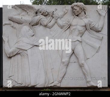 Relief de Sainte Catherine de Sienne près du château de Sant Angelo à Rome, Italie Banque D'Images