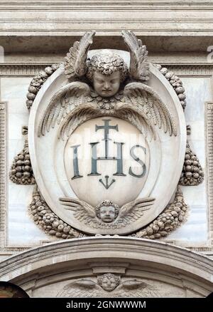 Christogram IHS, façade de l'église du Gesù, église-mère de la Compagnie de Jésus, Rome, Italie Banque D'Images