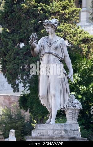 Statue allégorique de l'été, Piazza del Popolo à Rome, Italie Banque D'Images