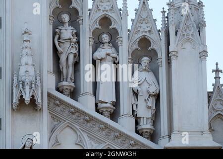 Statues de Saint-Victor, François d'Assise et Nicolas de Tolentino sur la façade de l'église Sacro Cuore del Suffragio à Rome, Italie Banque D'Images