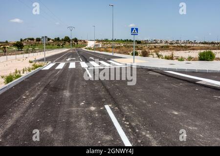 nouveaux marquages routiers et panneaux routiers sur des routes fraîchement arquées sur l'urbanisation espagnole Banque D'Images