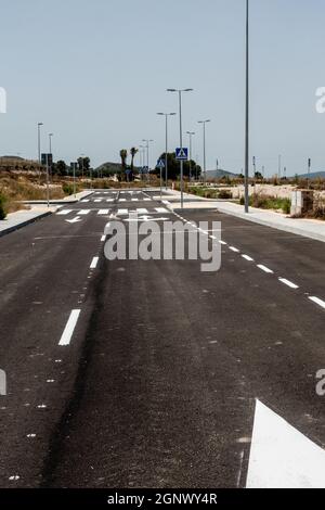 nouveaux marquages routiers et panneaux routiers sur des routes fraîchement arquées sur l'urbanisation espagnole Banque D'Images