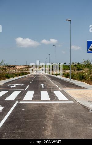 nouveaux marquages routiers et panneaux routiers sur des routes fraîchement arquées sur l'urbanisation espagnole Banque D'Images