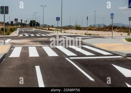 nouveaux marquages routiers et panneaux routiers sur des routes fraîchement arquées sur l'urbanisation espagnole Banque D'Images