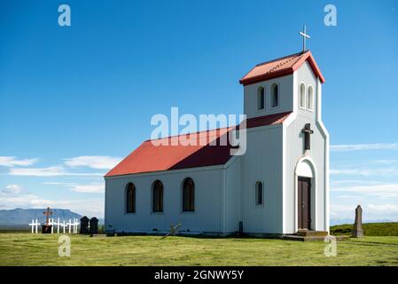 Église islandaise rurale typique sous un ciel bleu d'été Banque D'Images