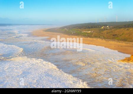 Plage nord de Nazaré - célèbre pour ses vagues géantes. Portugal Banque D'Images