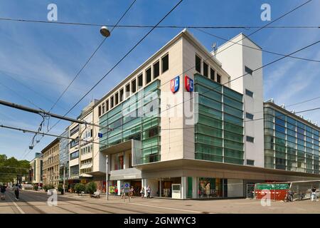 Karlsruhe, Allemagne - août 2021: Centre-ville avec grand magasin de marque appelé Peek et Cloppenburg Banque D'Images