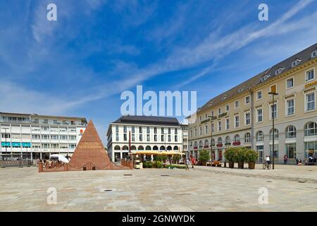 Karlsruhe, Allemagne - août 2021 : place du marché avec pyramide construite sur la voûte du fondateur de la ville Karl Wilhelm Banque D'Images