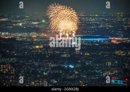 Feu d'artifice Shin-Yokohama (depuis la terrasse d'observation de la Tour de Yokohama). Lieu de tournage : préfecture de kanagawa, ville de Yokohama Banque D'Images