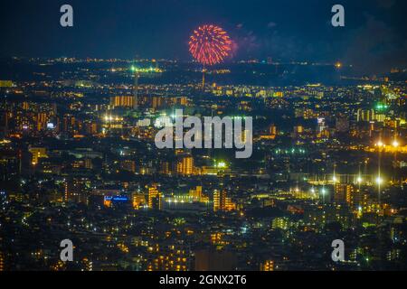 Feu d'artifice Chofu visible depuis l'observatoire du bâtiment du gouvernement métropolitain de Tokyo. Lieu de tournage : zone métropolitaine de Tokyo Banque D'Images