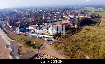 Vue rapprochée et aérienne des vestiges du château de Sandown et du jardin communautaire du château de Sandown, Deal, Kent Banque D'Images