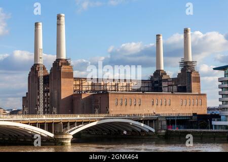 Battersea Power Station à Londres Angleterre Royaume-Uni un charbon a tiré bâtiment construit en 1935 maintenant mis hors service et en cours de réaménagement La rive de la Tha Banque D'Images