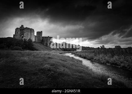 Château de Kidwelly, Kidwelly, Carmarthenshire, pays de Galles, Royaume-Uni un château médiéval gallois en ruine du XIIIe siècle, image monochrome noir et blanc Banque D'Images