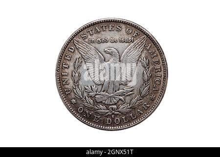 USA One Dollar Morgan Silver coin réplique datée de 1880 avec une image d'un aigle écartée sur le dos découpé et isolé sur un fond blanc Banque D'Images