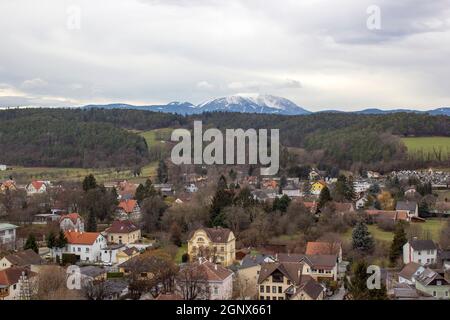 Ville de Pitten - vue depuis les fortifications de l'église de montagne, Basse-Autriche Banque D'Images