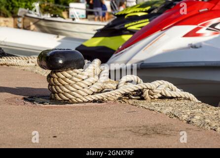 Cale jaune pour amarrer les bateaux - image de concept Banque D'Images