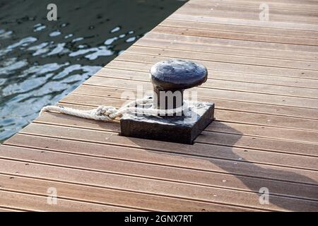 Cale jaune pour amarrer les bateaux - image de concept Banque D'Images