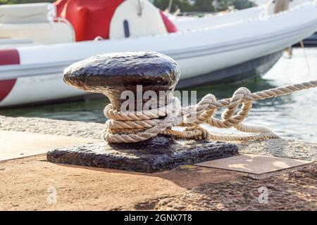 Cale jaune pour amarrer les bateaux - image de concept Banque D'Images