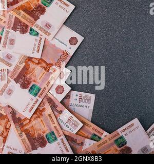 Billets en espèces russes de cinq mille roubles, dispersés sur fond gris, il y a une place pour l'inscription et le texte. Mise en page, mise en page. Banque D'Images