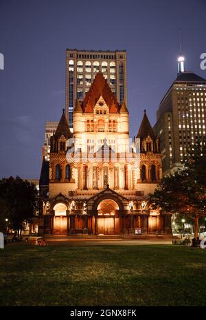 Vue nocturne de l'église historique Trinity Church dans le centre-ville de Boston Banque D'Images