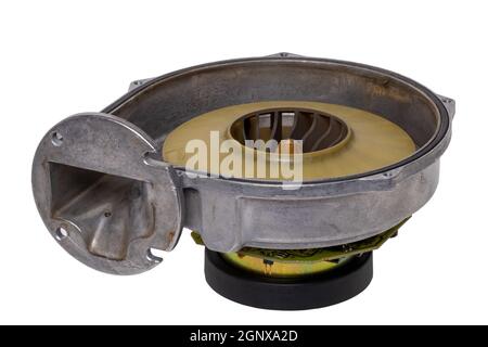 Pièces détachées isolées. Gros plan d'un ventilateur électrique usagé comme partie d'un brûleur à gaz dans une chaudière à condensation. Masque. Concept d'énergie et d'environnement Banque D'Images