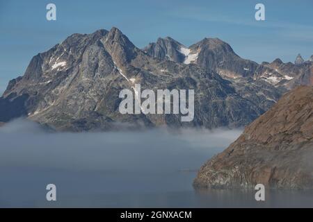 Glaciers et paysage côtier du passage Prince Christian Sund au Groenland. Banque D'Images