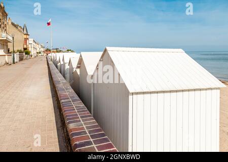 Cabanes de plage blanches dans une station balnéaire bretonne. Petits chalets en bois sur la côte Banque D'Images