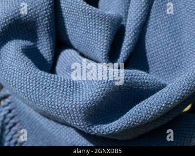 Texture du tissu bleu fait maison. Structure de fibres et de tissus. Surface du tissu tissé de châle ou de couverture Banque D'Images
