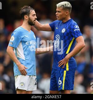 25 septembre 2021 - Chelsea / Manchester City - la Premier League - Stamford Bridge Bernardo Silva et Thiago Silva à la fin du premier Leagu Banque D'Images