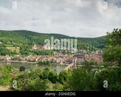 Vue sur la ville et le château de Heidelberg sur le Neckar Rivière Banque D'Images
