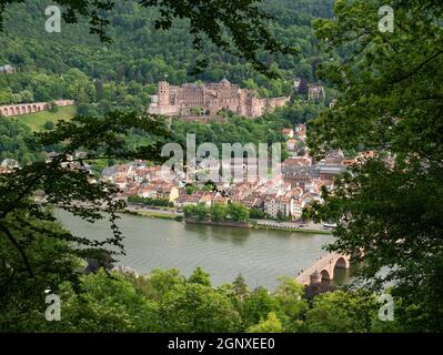 Vue sur le château et la ville de Heidelberg avec rivière et pont Banque D'Images