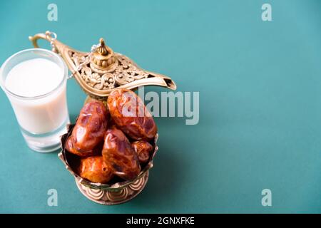 Ramadan, dates dans le bol doré, Le Lait, arabian Aladdin feu de style vintage sur fond vert noir Banque D'Images