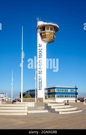 Tour de contrôle et bureau de maître de port dans le port du Havre, France. Banque D'Images