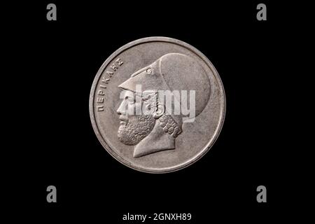 Pièce de 20 drachma grecque de 1982 avec une image de portrait de Pericles (495 à 429 av. J.-C.) découpée et isolée sur fond noir, image de stock photo Banque D'Images