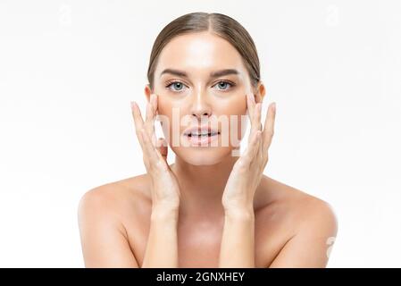 Peau fraîche et claire femme touchant son visage dans blanc isolé de fond de studio pour la beauté et les concepts de soin de la peau Banque D'Images