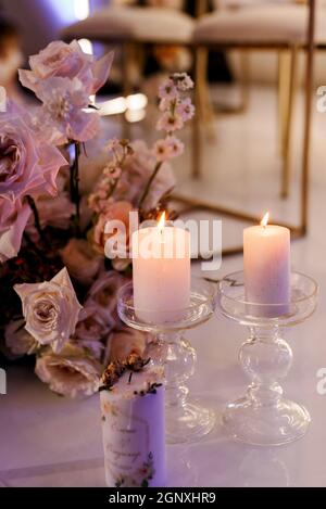 décor aux chandelles avec cheminée sur la table de banquet Banque D'Images