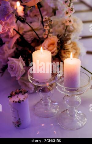 décor aux chandelles avec cheminée sur la table de banquet Banque D'Images