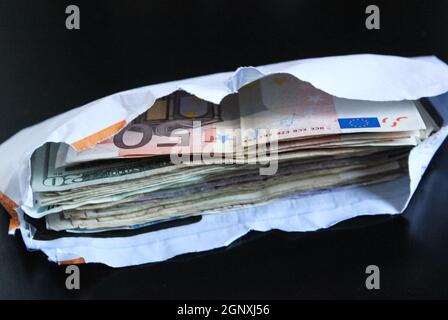 Un mélange de différentes devises, de roubles, de dollars et d'euros. Banque D'Images