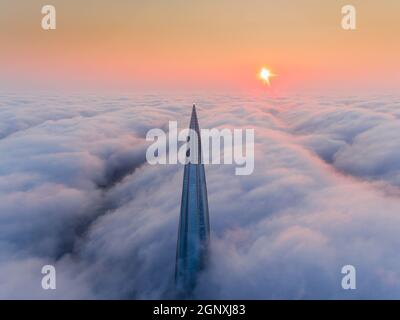 Le sommet du gratte-ciel au-dessus du brouillard. Brouillard sur la ville. Banque D'Images