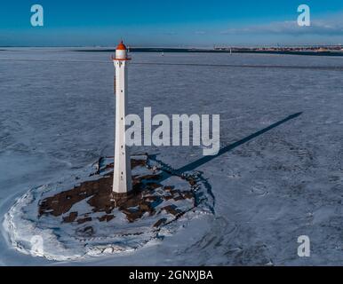 Le phare est en hiver sur la rive de la rivière. Vue de dessus. Banque D'Images