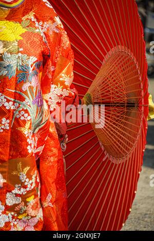 Kimono cérémoniel rouge à douze couches (costume national japonais). Lieu de tournage : préfecture de kanagawa, ville de Yokohama Banque D'Images