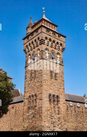 La tour de l'horloge de Cardiff Castle Wales UK s'est terminée à 1873 qui fait partie du mur du 12ème Century Norman fort qui est un tourisme populaire Banque D'Images
