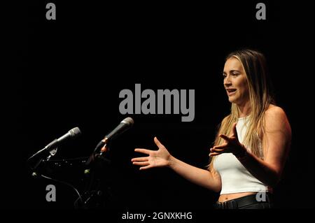 Brighton, Angleterre. 27 septembre 2021. Grace Blakeley, auteur, parlant au Tribune Rally au Old Market, Brighton. Tribune a été créé en 1937 comme un magazine socialiste qui a fait campagne pour des idéaux socialistes à l'intérieur et à l'extérieur du Parlement. Kevin Hayes/Alamy Live News Banque D'Images