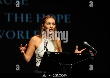 Brighton, Angleterre. 27 septembre 2021. Grace Blakeley, auteur, parlant au Tribune Rally au Old Market, Brighton. Tribune a été créé en 1937 comme un magazine socialiste qui a fait campagne pour des idéaux socialistes à l'intérieur et à l'extérieur du Parlement. Kevin Hayes/Alamy Live News Banque D'Images