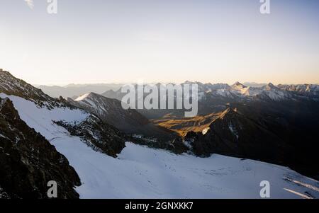 Merveilleux matin pendant la montée sur la crête de Studlgrat sur le Grossglockner, la plus haute montagne d'Autriche. Hohe Tauern, Alpes Banque D'Images