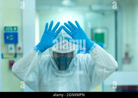 Les médecins et les assistants sont sous pression après traitement pour une surveillance à large spectre de l'épidémie COVID-19. Banque D'Images