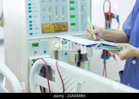 Le spécialiste vérifie l'équipement de thérapie de substitution rénale continue, la pompe d'injection et l'appareil d'hémodialyse. Banque D'Images