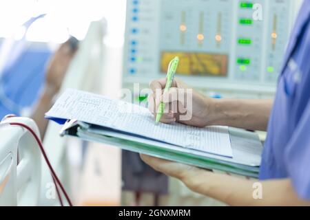 Le spécialiste vérifie l'équipement de thérapie de substitution rénale continue, la pompe d'injection et l'appareil d'hémodialyse. Banque D'Images