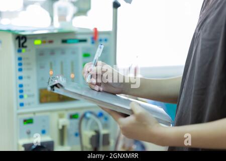 Le spécialiste vérifie l'équipement de thérapie de substitution rénale continue, la pompe d'injection et l'appareil d'hémodialyse. Banque D'Images